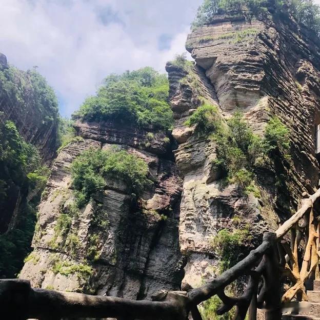 显胜门坐落于乐清龙西乡，是雁荡山八大景区之一，素有“天下第一门”美誉。

两座陡