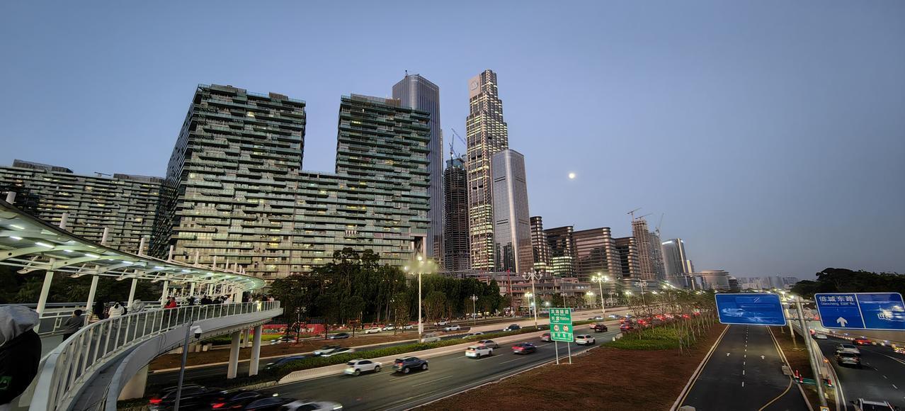 深圳黄昏明月东望

黄昏日薄西山头，
东望月朗斜照楼。
华灯初上鹏城晚，
深圳湾