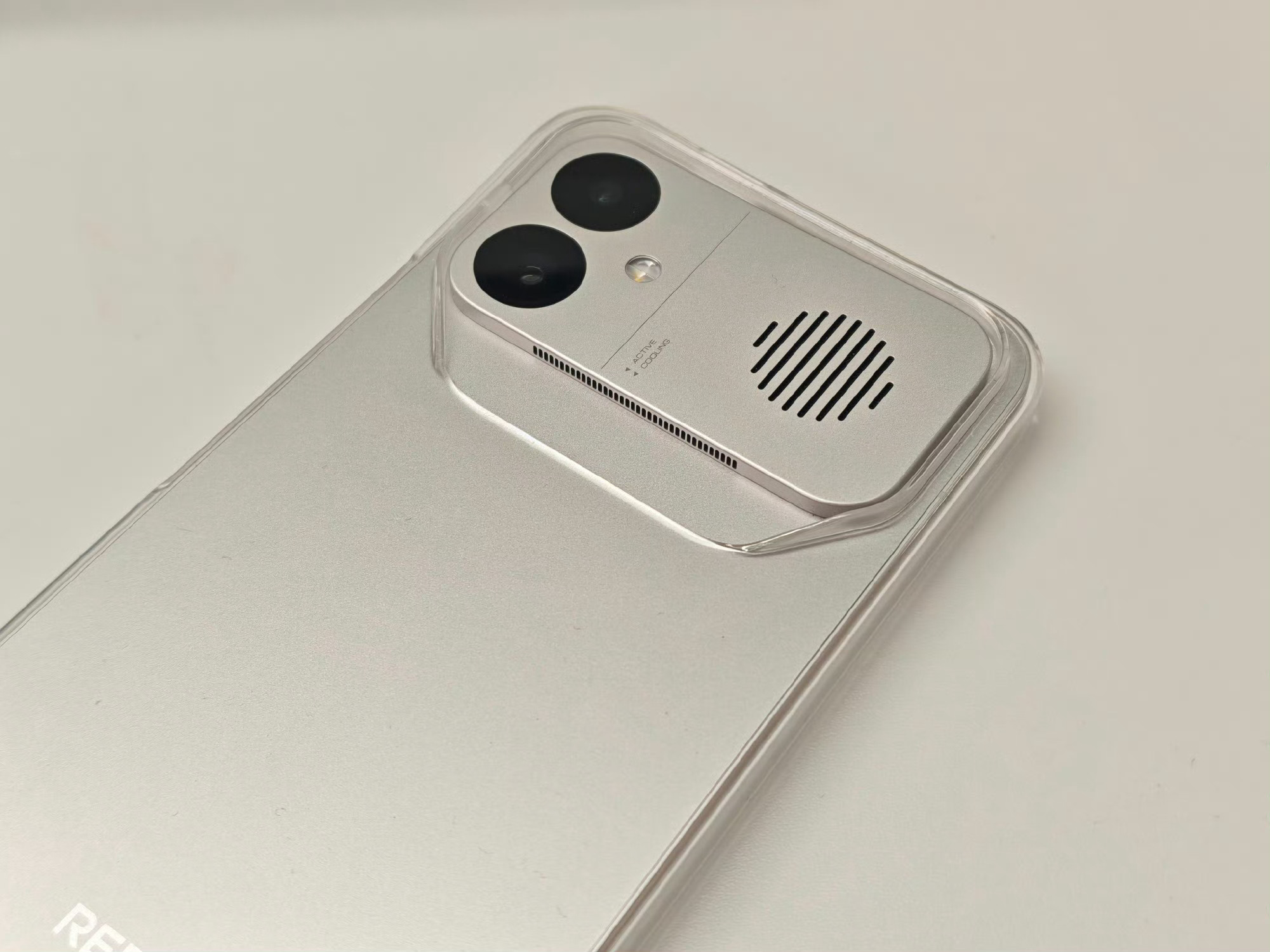 K90Max附赠的透明壳留了一片出风的，图来自官方目前已知配置信息如下：6.83