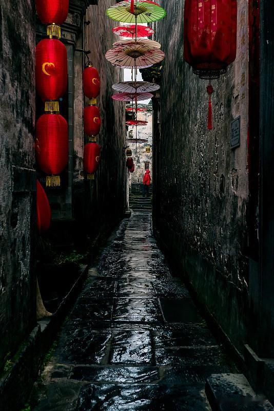 雨里藏着谁的思念
在天明时还滴滴答答
绵长绵长的思念
像看不到头的长长的巷子
这
