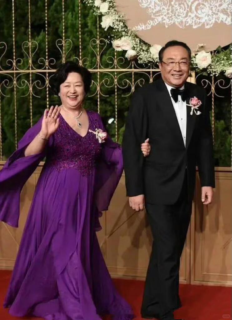 黄晓明带爸妈旅游也得拍游客照 不管是谁，陪父母旅游都少不了打卡游客照，真实又接地