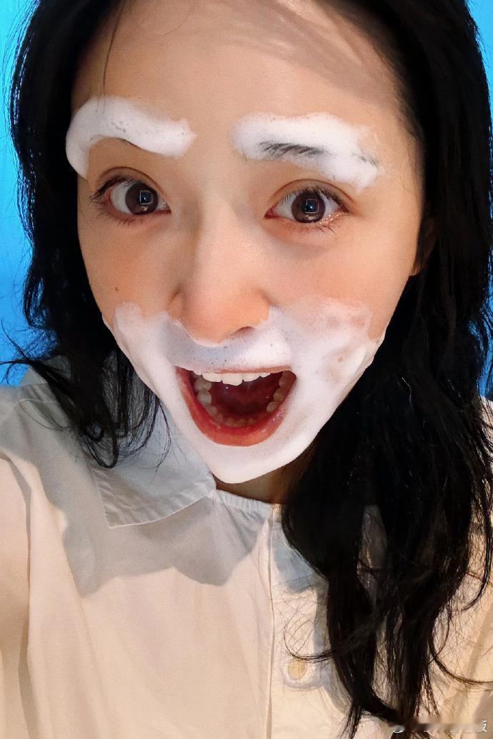 来看娱乐[超话]  沈月圣诞老人同款胡子  沈月cos圣诞老人  冬至快乐~沈月