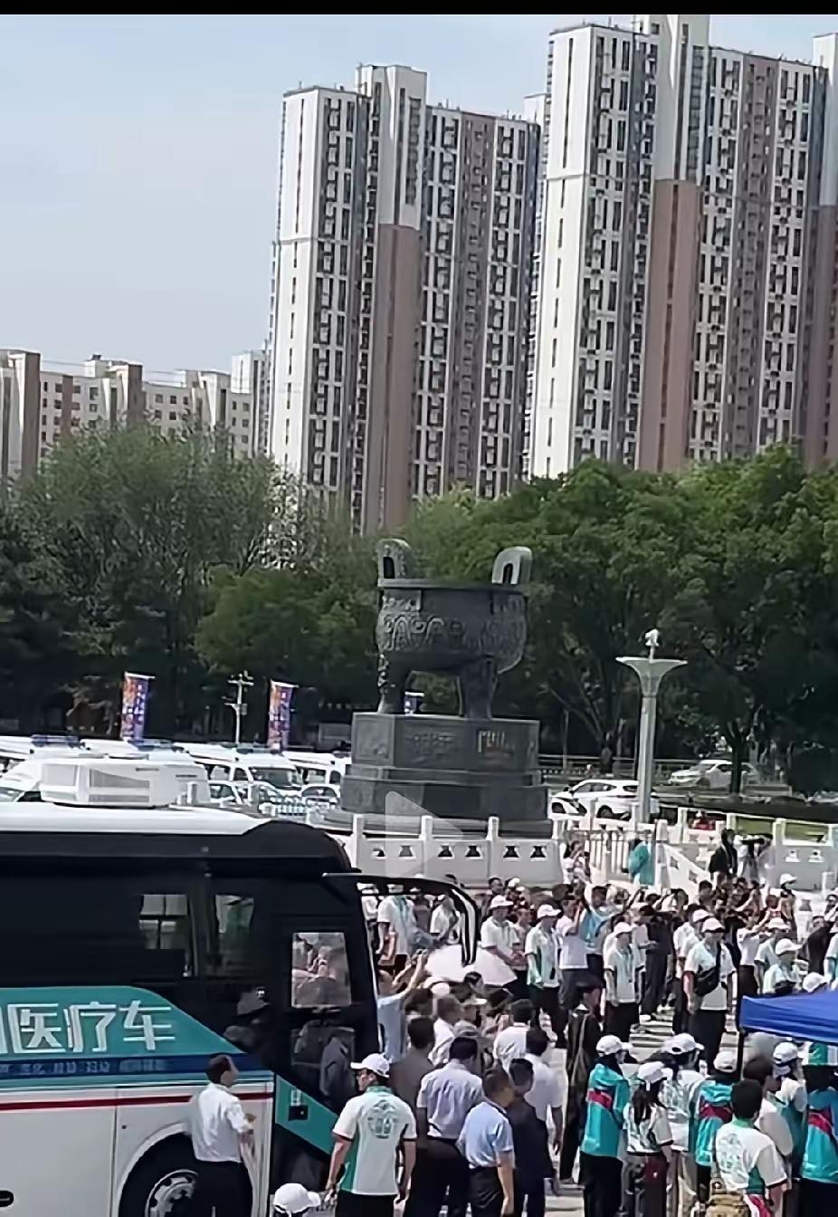 韩红是出了名的公益人，做慈善，最近因为站台朋友的电影而陷入舆论风波，她本人很激动