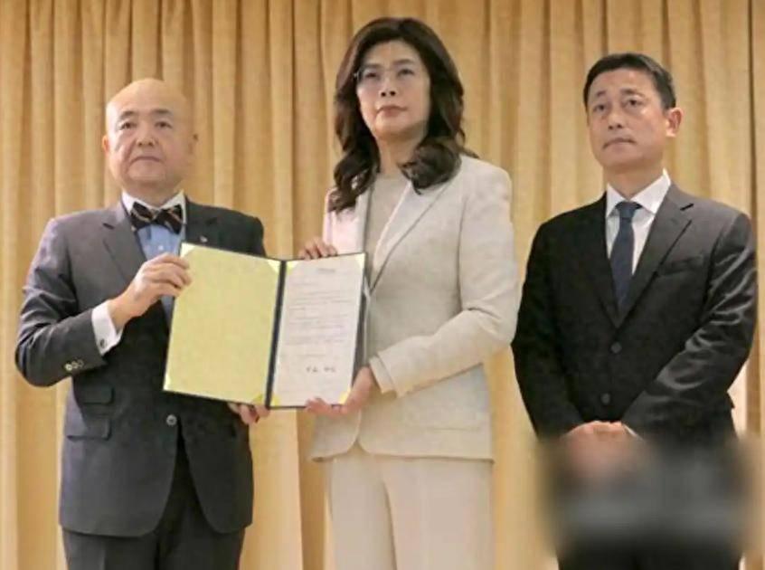日本地震，台湾捐款排行榜：
民进党赖清德20万，萧美琴20万。
国民党主席郑丽文