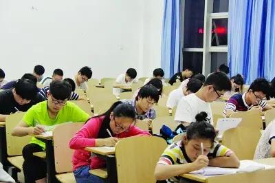 距离2026年高考的倒计时牌已经翻到了最后1页，站在冲刺线前的你不必被“最后一战