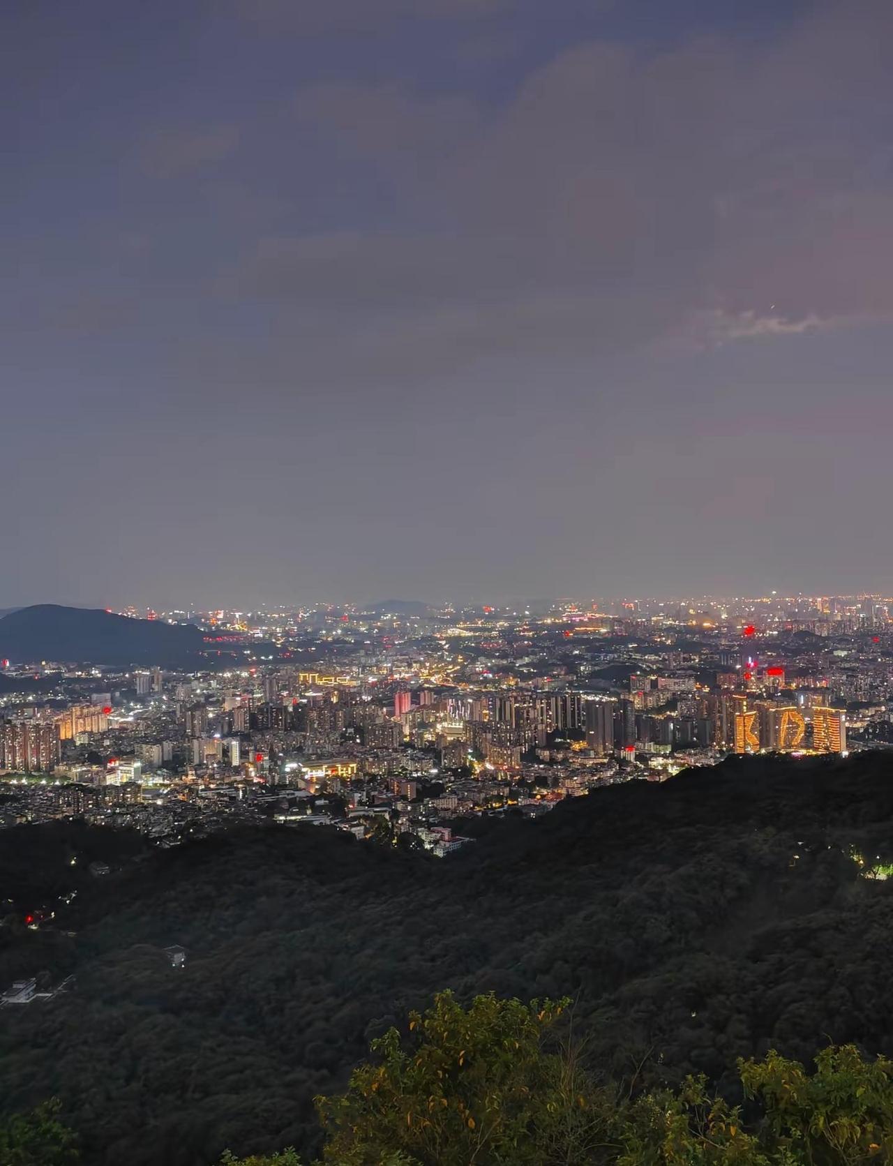 夜幕降临，白云山的夜晚，人潮涌动。白云山 夜爬白云山 广州 爬山