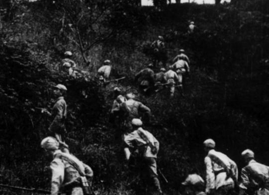 1949年，湘西巨匪曹振亚被解放军追捕，逃到九龙山天坑后跳了下去。众人以为他已自