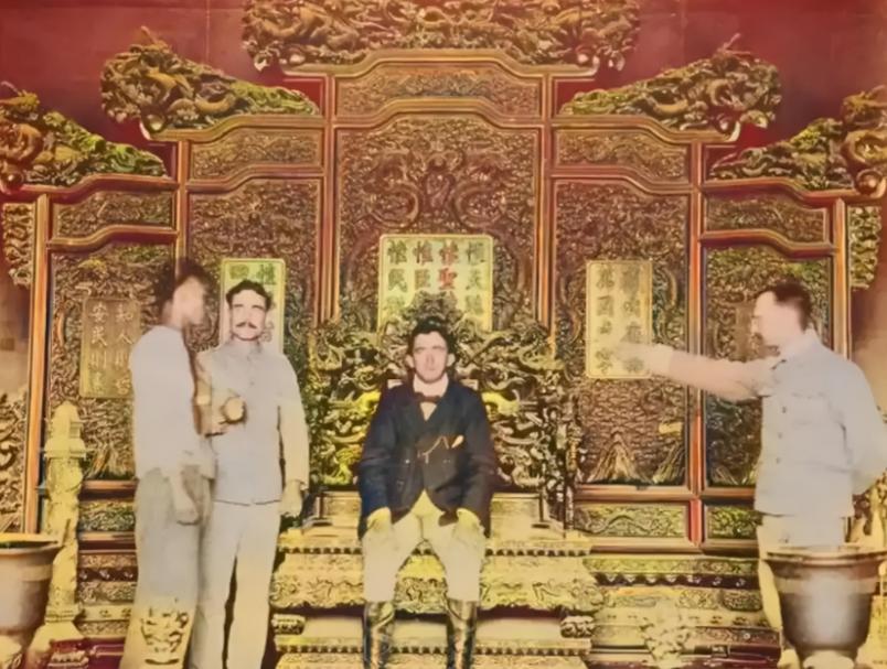 当年，八国联军侵华时，八国联军统帅瓦德西坐上了龙椅，当时的他执意要坐，诡异的是，