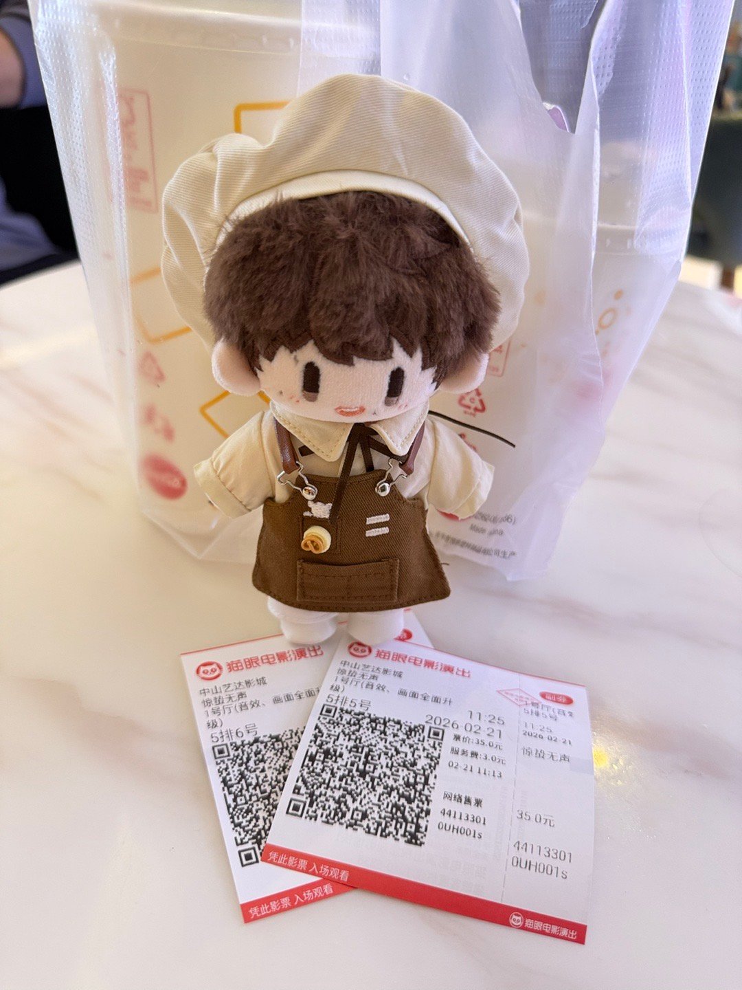 周深  终于有空带可可去看电影啦