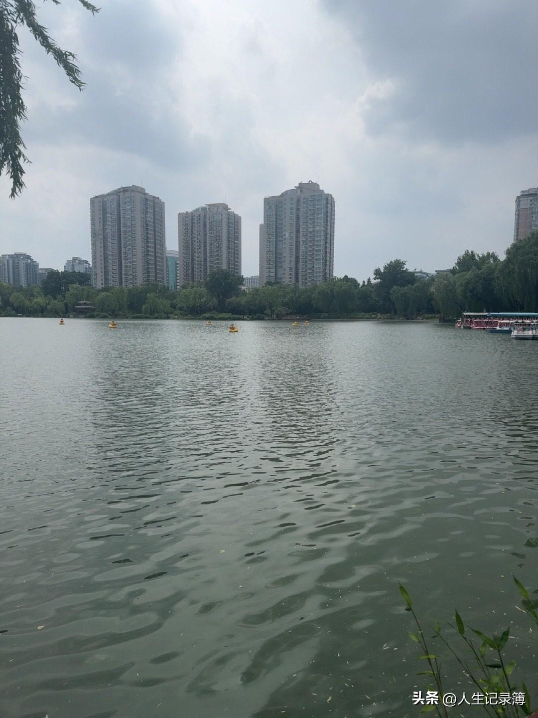 怀念没有手机的日子。
没有手机的日子，大多是看电视。
看电视时候的调侃。
依稀记