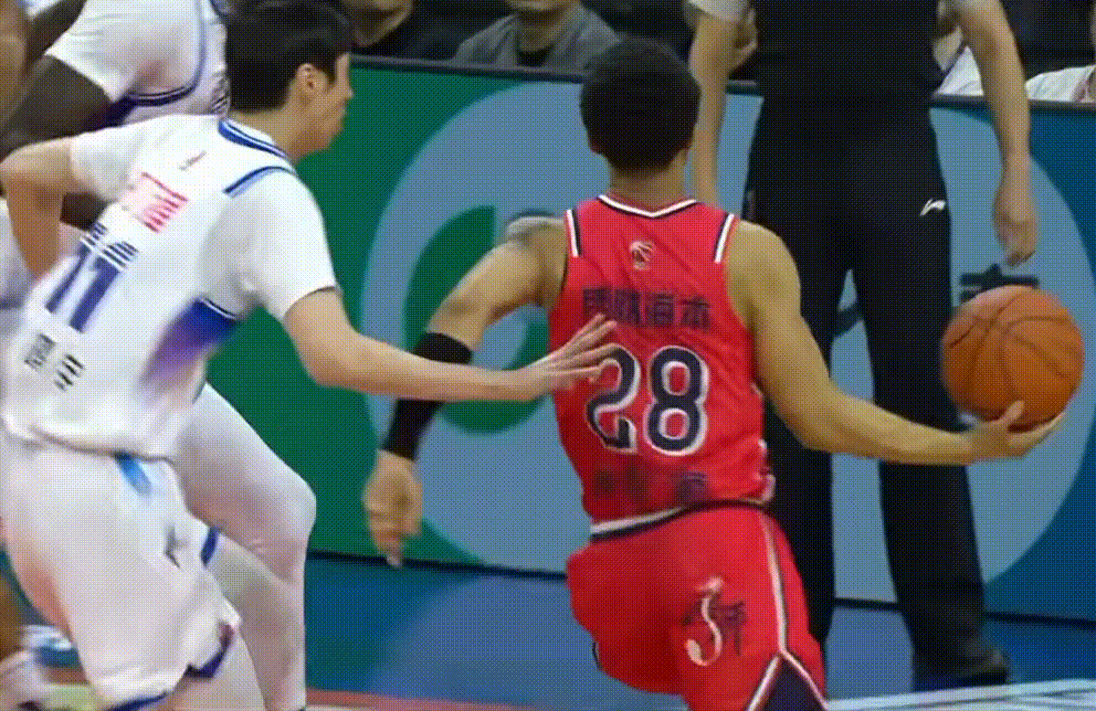 半场结束，广州龙狮42-38险胜宁波火箭，仅4分差距让比赛悬念拉满。徐昕出战近8
