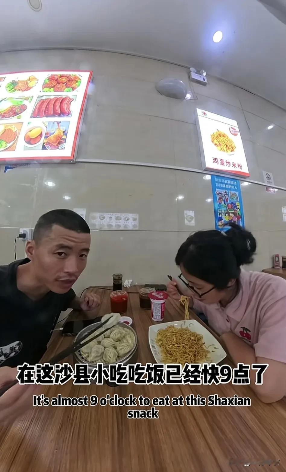 有网友说我，挺关注亮亮夫妇的，关注他们干什么？
很简单，
他们是我们老家河南的年