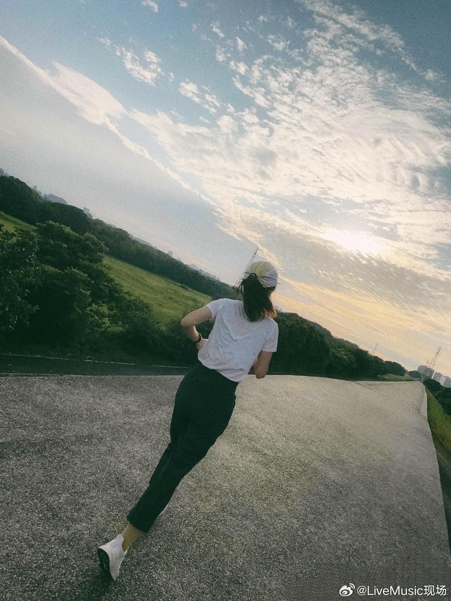 今天是爬山冠军闲云野鹤庙宇天后田馥甄的生日，祝这个老田生日快乐🎂新专辑早日出世