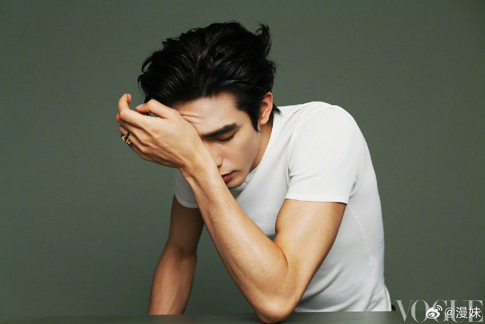 宋威龙白T肌肉  原生镜头下的宋威龙，简约白T藏不住倒三角身材，湿发背头性张力拉