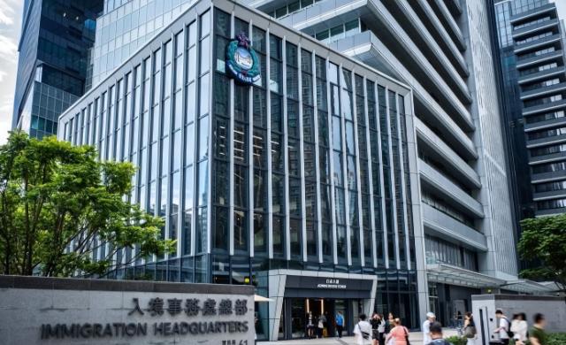 太颠覆认知！内地游客赴港澳请摄影师跟拍，两人双双被捕，雇人最高罚50万、坐牢10