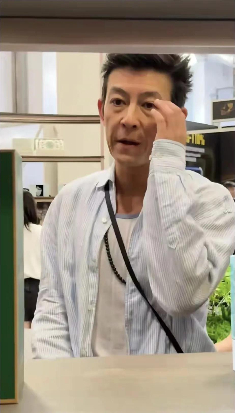 香港巨星里面花期最短暂的一个，
没有之一。