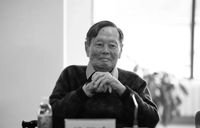 沉痛悼念杨先生！
杨振宁大先生享年103岁。
物理巨匠陨落，科学之光永存。
沉痛