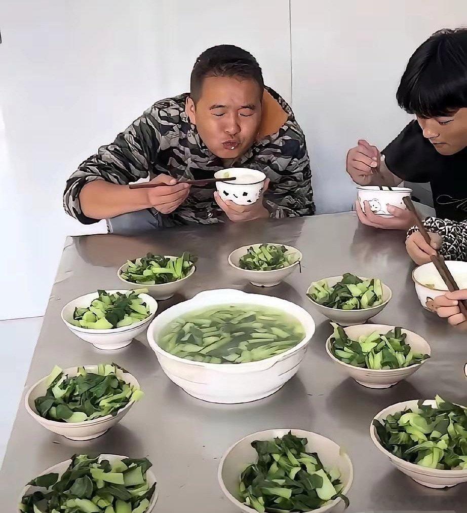一看就知道，这是大户人家，一顿饭竟有九菜一汤啊 