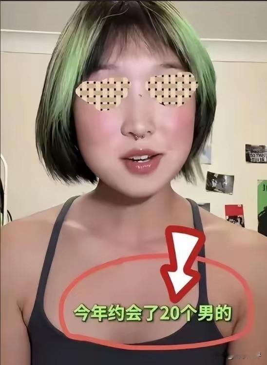 就这姑娘，染着粉头发，穿着性感的吊带，在直播间定下一个小目标，在英留学期间一个月