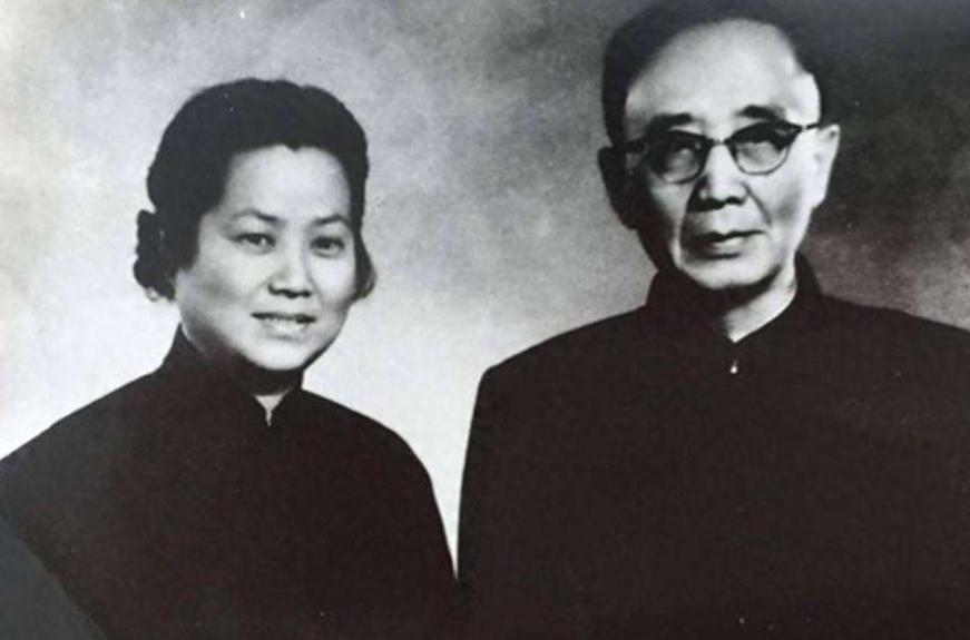 1978年，郭沫若因病去世不久，他妻子于立群突然自缢身亡。原来，她在整理丈夫遗物