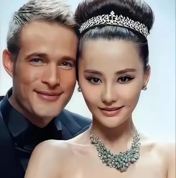 她和前夫离婚之后还闹了很长时间，现在终于各自安好。她和前夫是娱乐圈里面离婚离得最