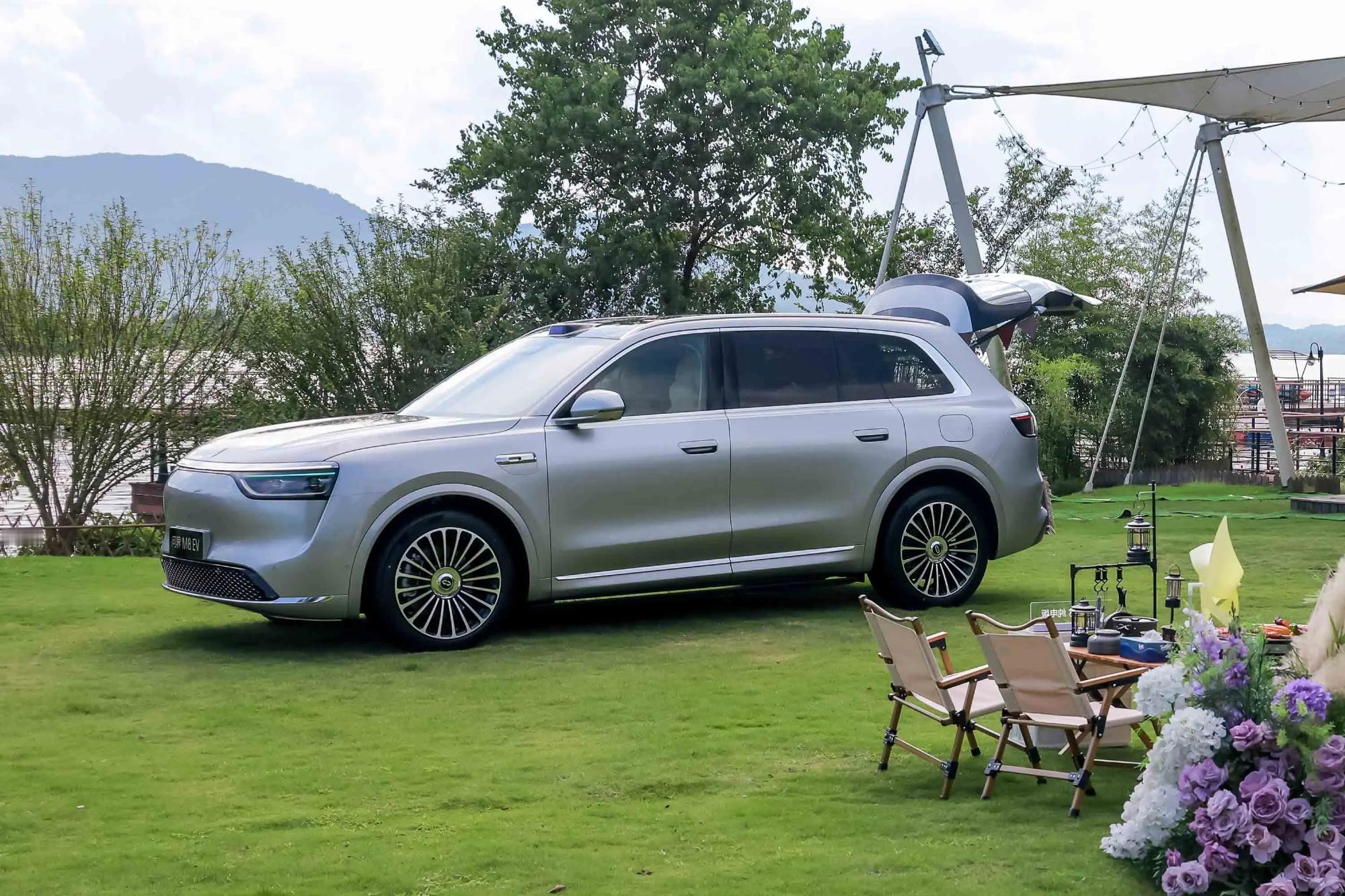 最近开问界 M8 的这段时间，真的越开越顺手😌最合我心意的两个点，一个是它的智