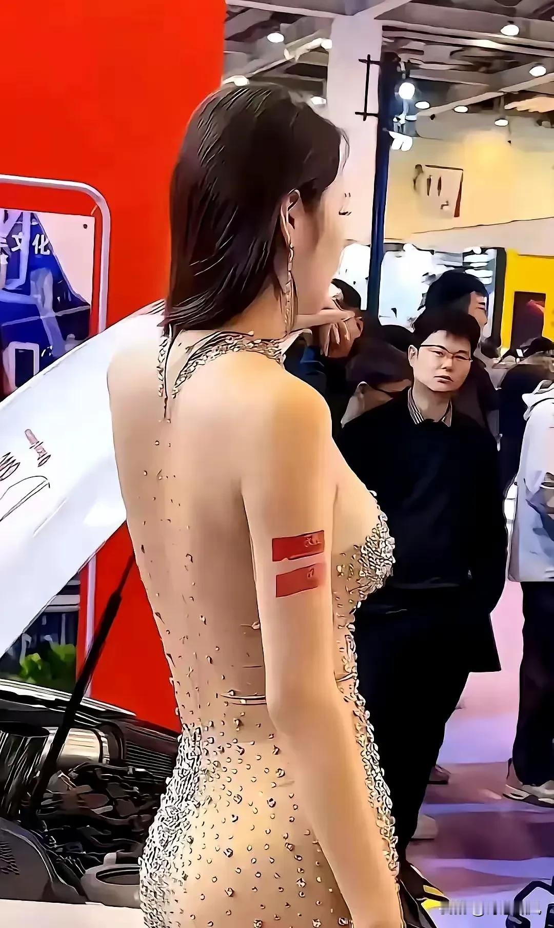 现在这车展，真是越来越看不懂了。
成都车展上奇瑞那个ICAR展台，模特趴车顶上摆