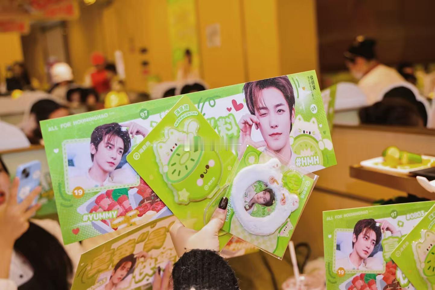 不知不觉侯明昊出道10周年了！在这个特殊的日子里，海底捞霸霸真的很会啊！粉丝也在