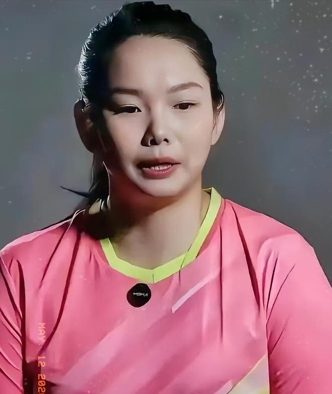 孙颖莎夺冠后，扭头推开教练，第一个死死抱住的，是那个拒绝了日本480万年薪的陪练