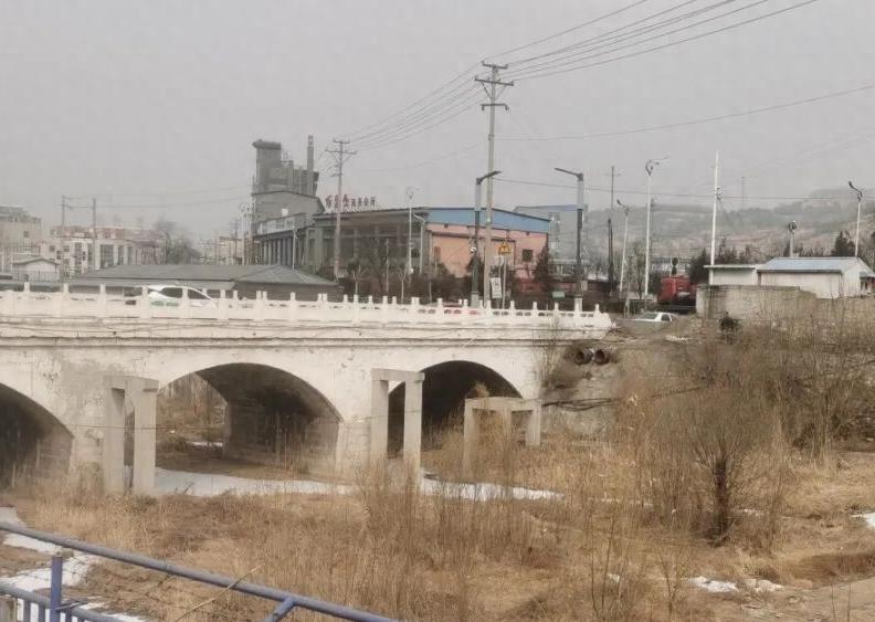 一场10小时酒局，毁了两个家庭！副校长组织聚餐致同事坠亡，赔偿百万仍难赎罪。
