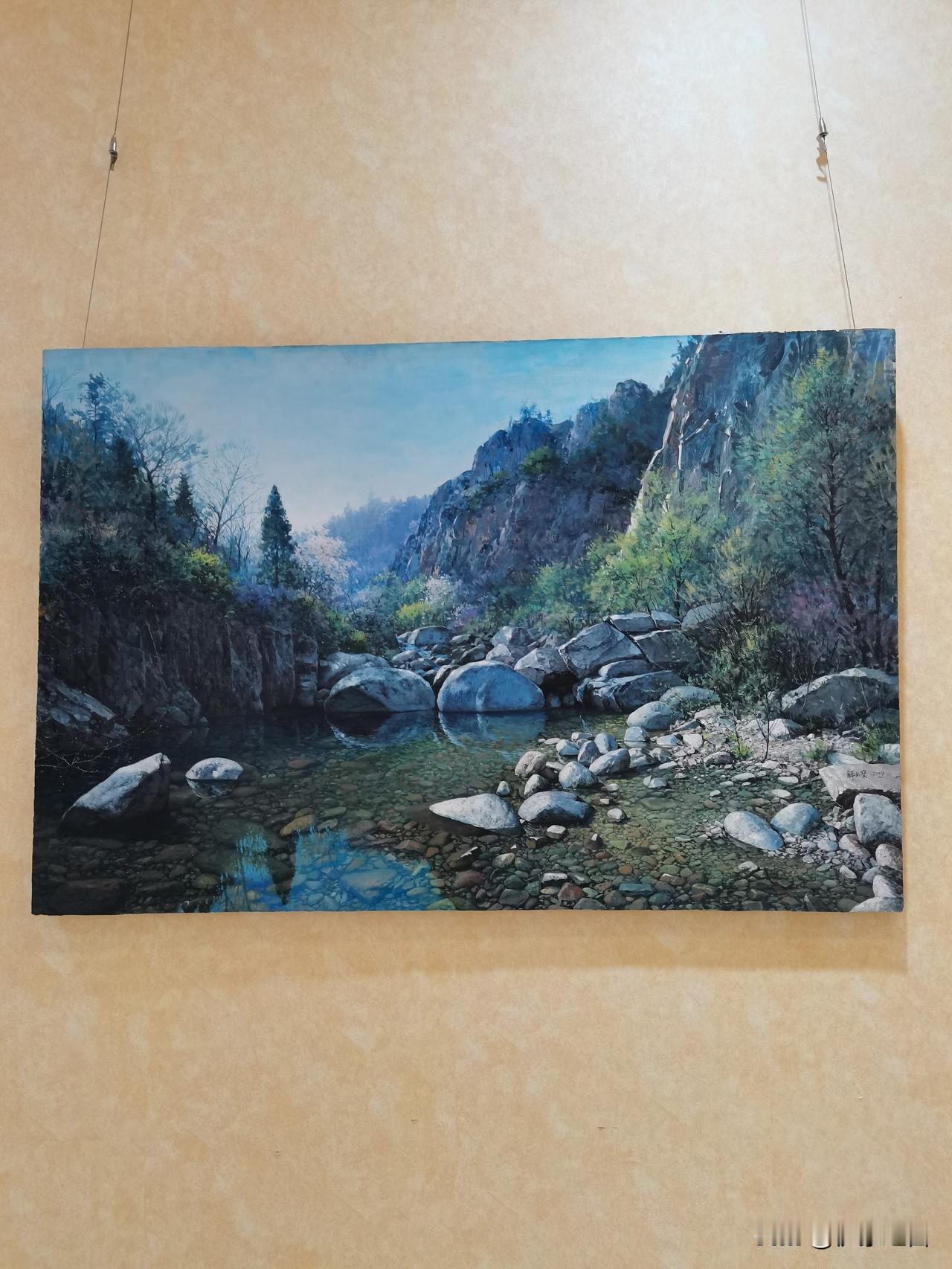 二十八岁那年，他扔掉锄头学绘画。如今57岁的他，在青岛黄岛区创建了画院，办起了学