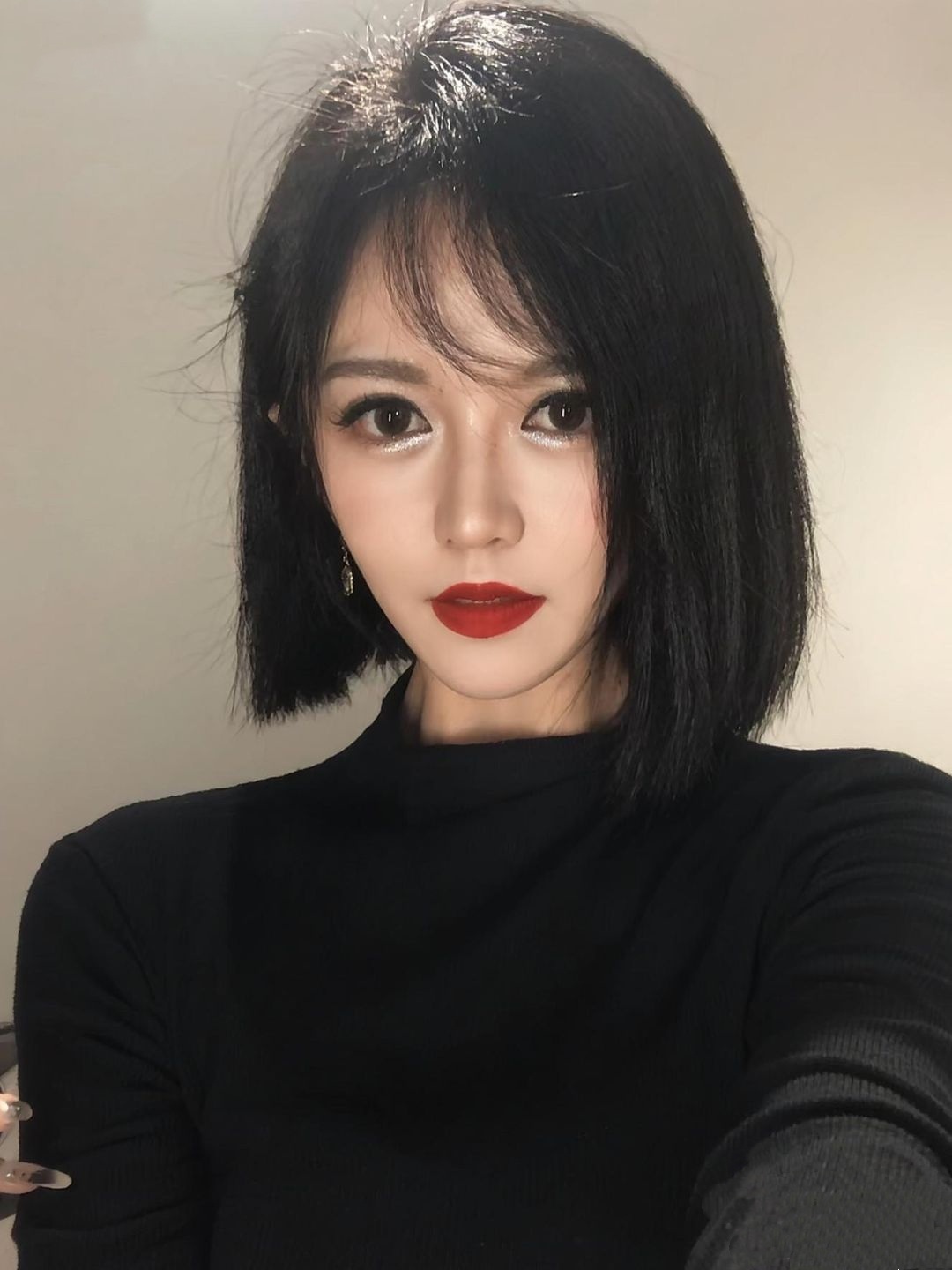 要不要剪短髮呢？一百個人有一百個人說短髮更好看，為什麼不剪咧？是不是因為我這個人