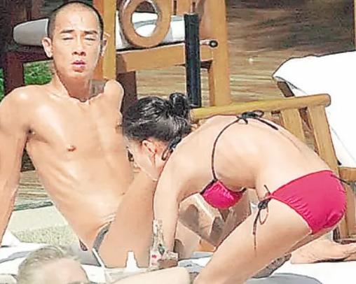 2003年，陈小春张柏芝两人同游曼谷，游泳池旁张柏芝穿着比基尼，娇嗔地看着陈小春