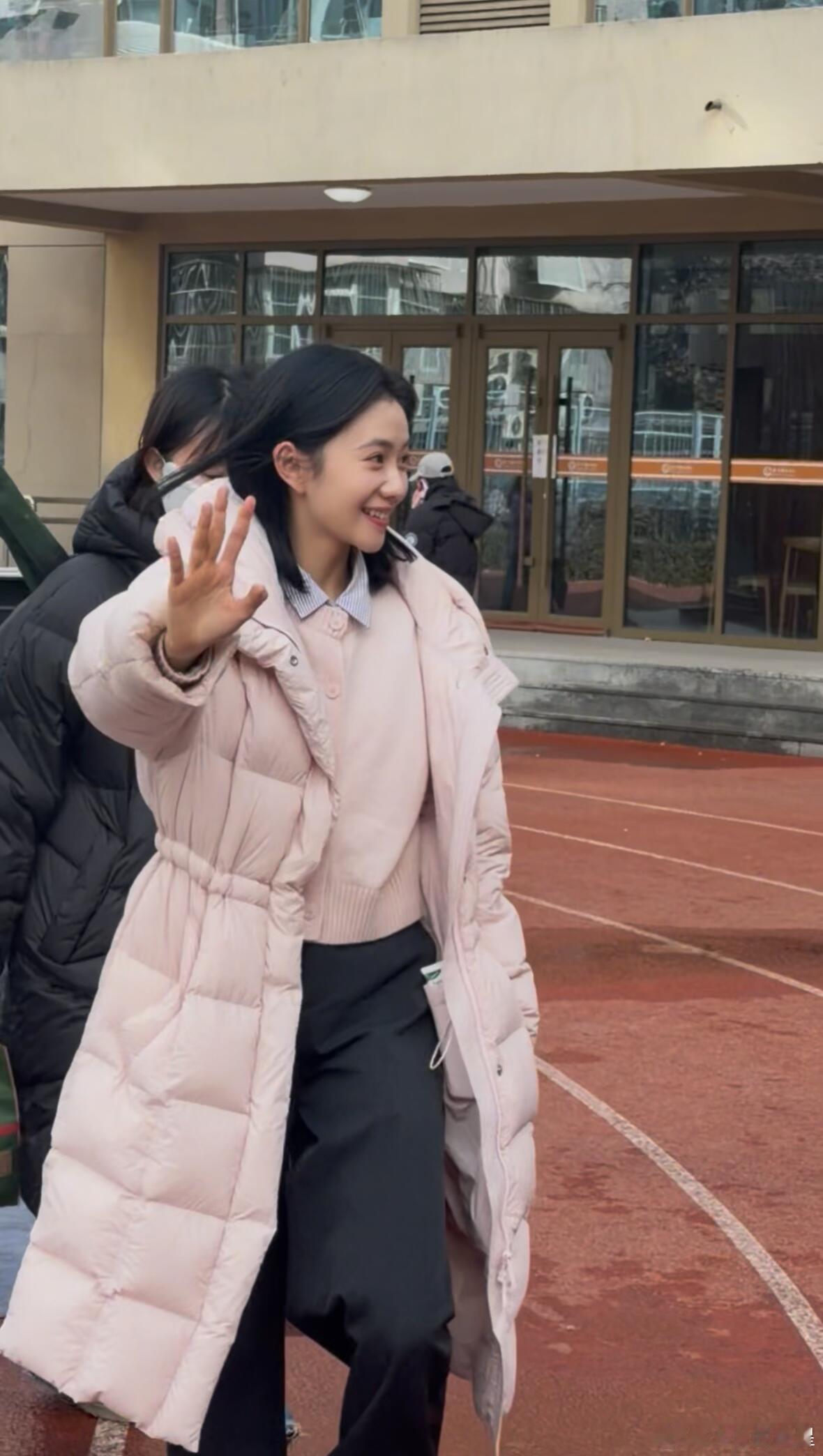 刘浩存黄轩一起回北舞了刘浩存回北舞拍粉丝心理委员我有点不得劲了 