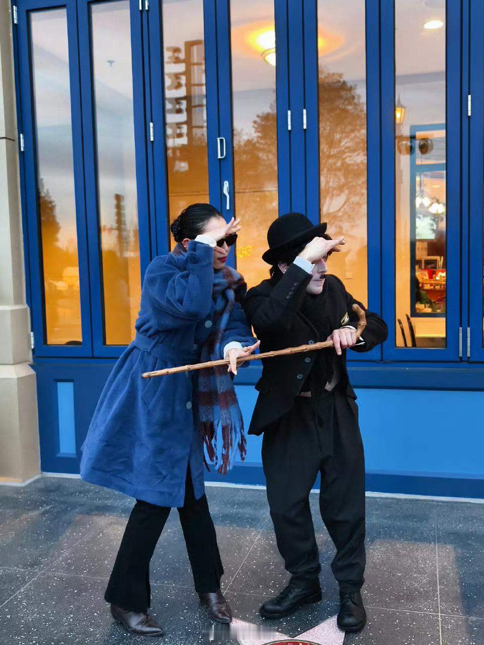 说来我自己都不信我去年12月11日跟今年12月11日穿着一摸一样的外套！甚至连造