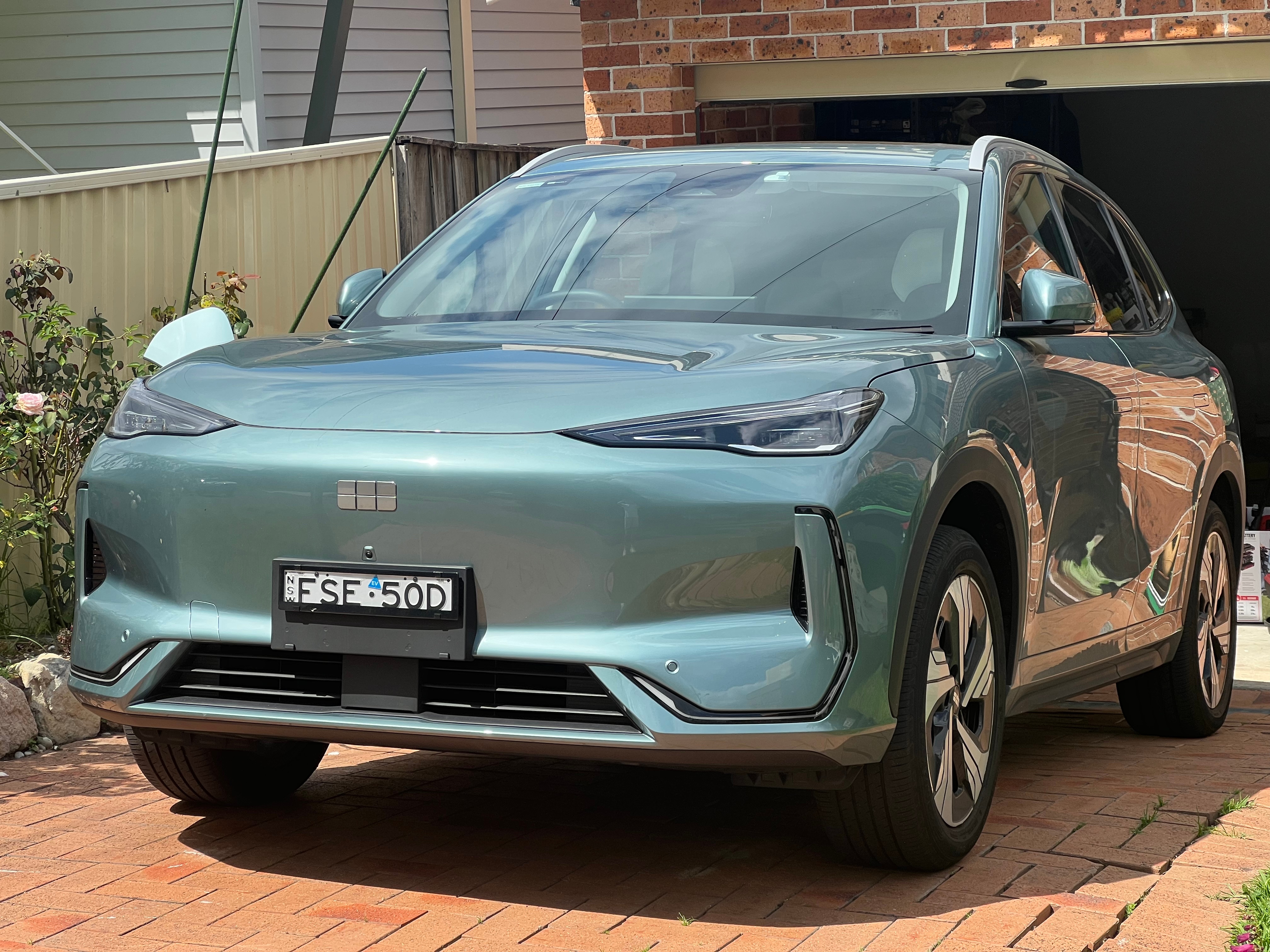 作为可能是全网唯一的吉利银河E5+吉利EX5海内外双持家庭：1. 海外版EX5的