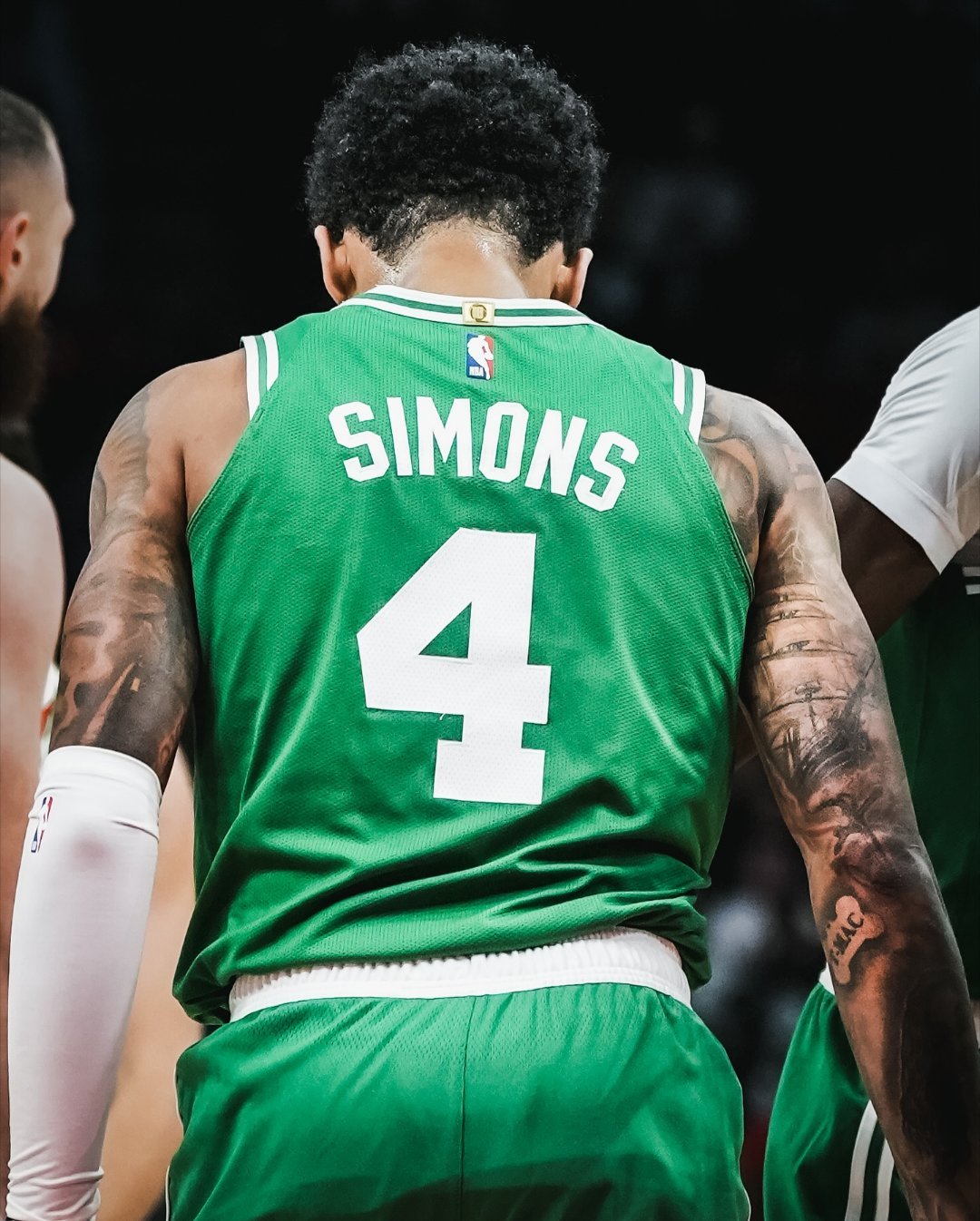 开赛一个月了，作为今夏最为重要的一个引援，安芬尼-西蒙斯的表现，尤其是在进攻端发