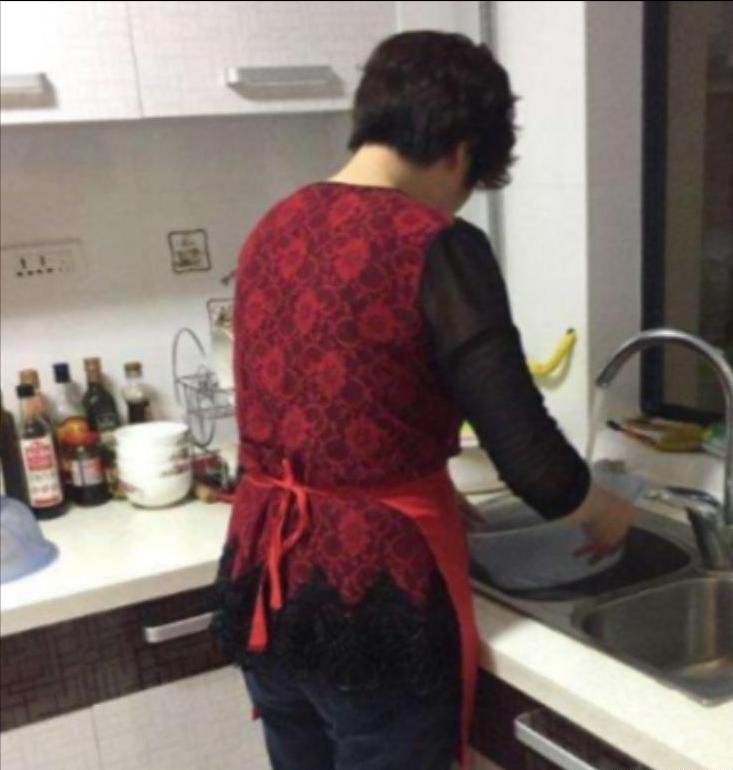 "我有钱！就任性！"上海，雇主要吃凉面，保姆煮好面条后，正用凉水过面条，雇主家看