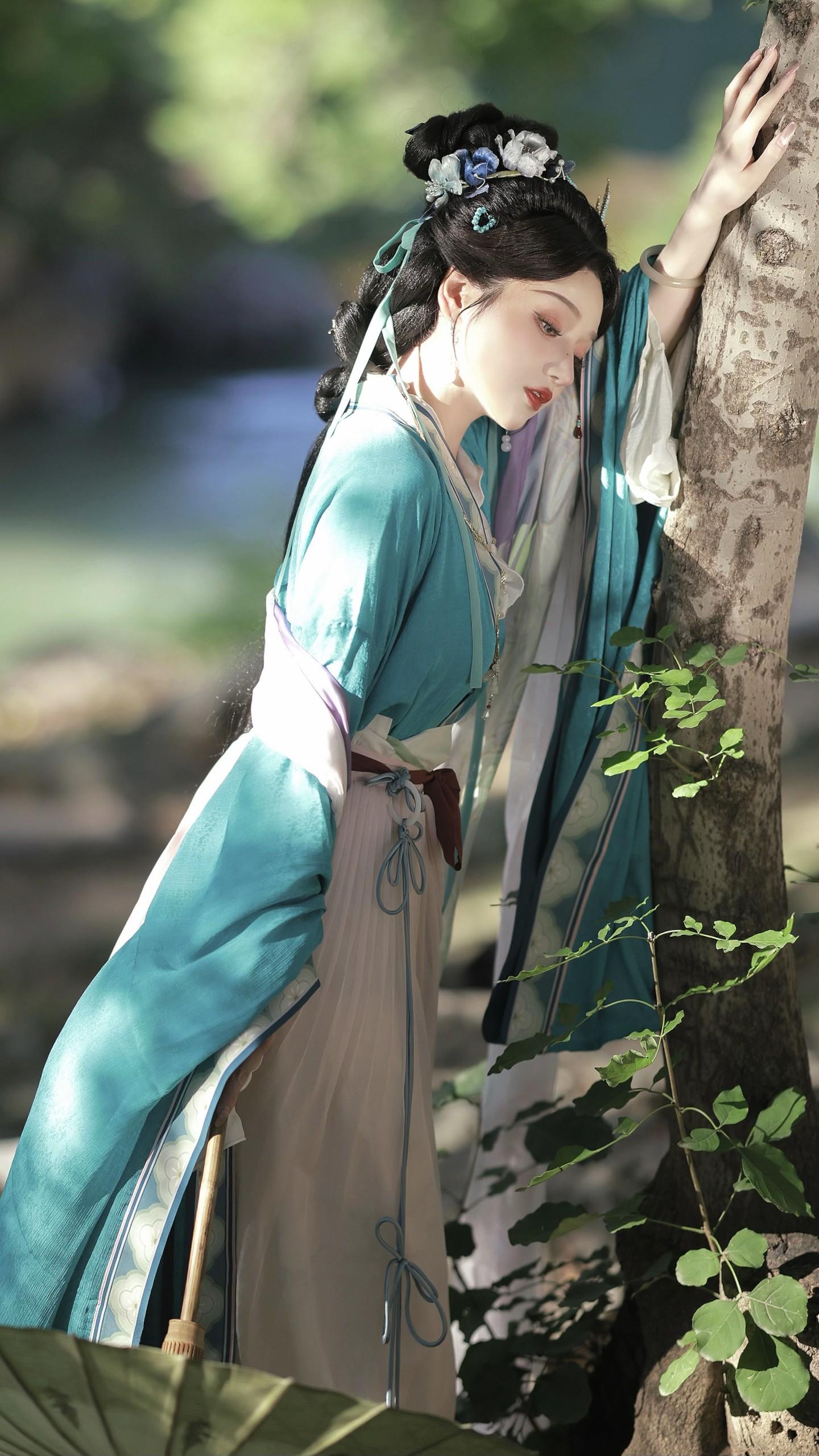 又拍到画里的人了。出镜：  联合出品：  妆造：  汉服