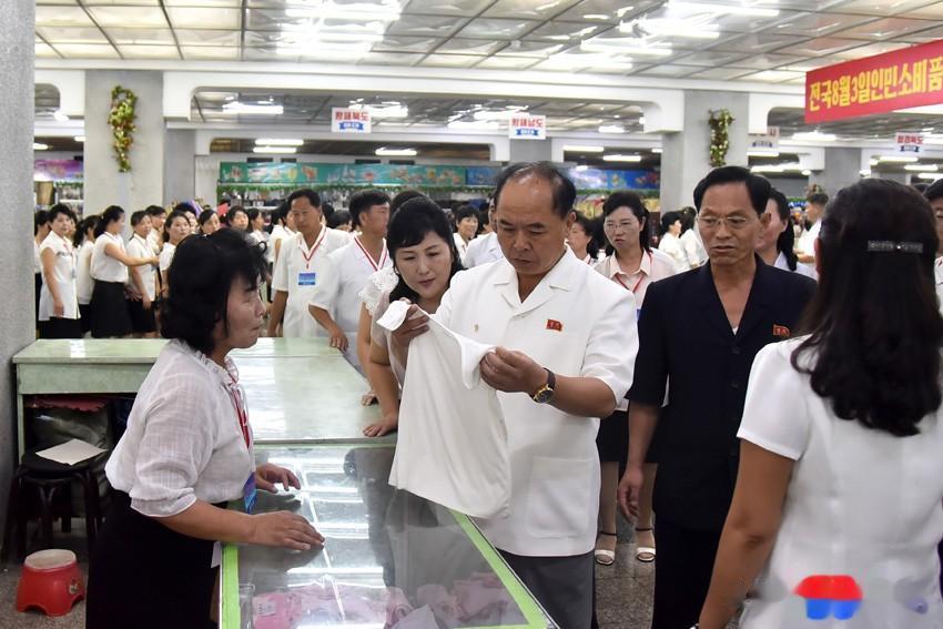 朝鲜举行2023八•三大众消费品展。一共展出了2000家单位生产的8370多种，
