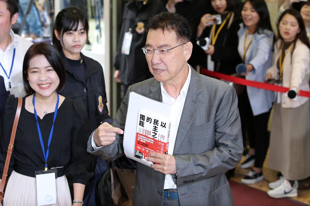 2024“大选”副手候选人辩论会今天登场，赵少康发动凌厉攻势，不仅带“民主独裁”