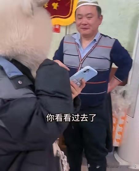 北京，一女子到一家饭店吃饭后，忘记付款就走了，而正当其赶飞机的途中突然想起此事，