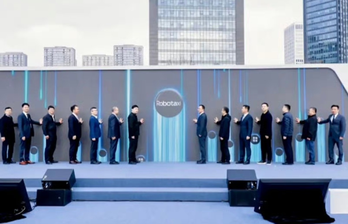 【曹操出行发布Robotaxi十年百城千亿目标 绿色智能通行岛启用】12月3日，