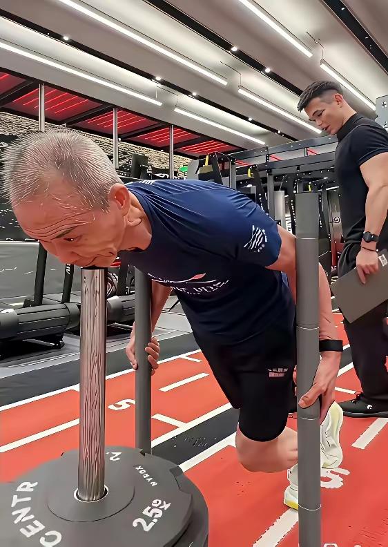 看来人们都冤枉田朴珺了。王石那么卖力的锻炼，不是田朴珺那个小娇妻逼的，现如今俩人