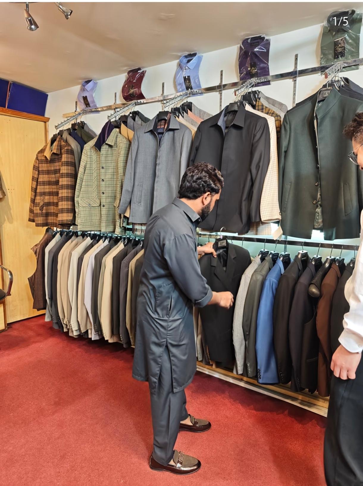 巴基斯坦的西装店，你以为是当地某个品牌，很有可能是国内产的山寨款。也没啥毛病，随