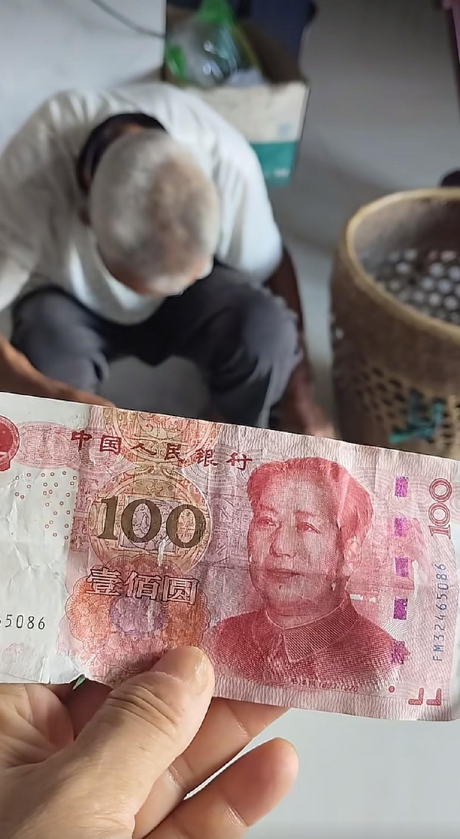 老人去集镇卖花椒回来后，拿出一张钞票就开始流泪了，儿媳妇的一个举动，让人瞬间感动