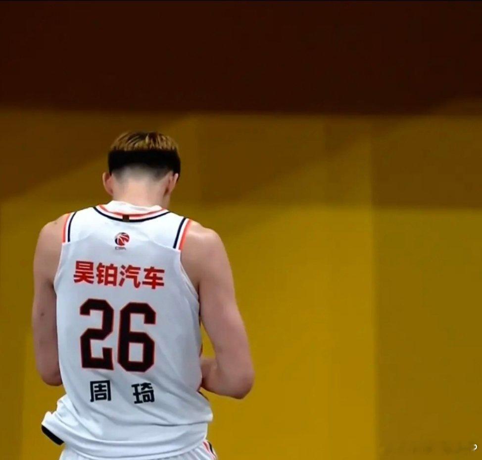 因腰伤复发，#周琦缺席辽粤抢五大战# 据老师的报道，周琦在半决赛G4腰伤复发，昨