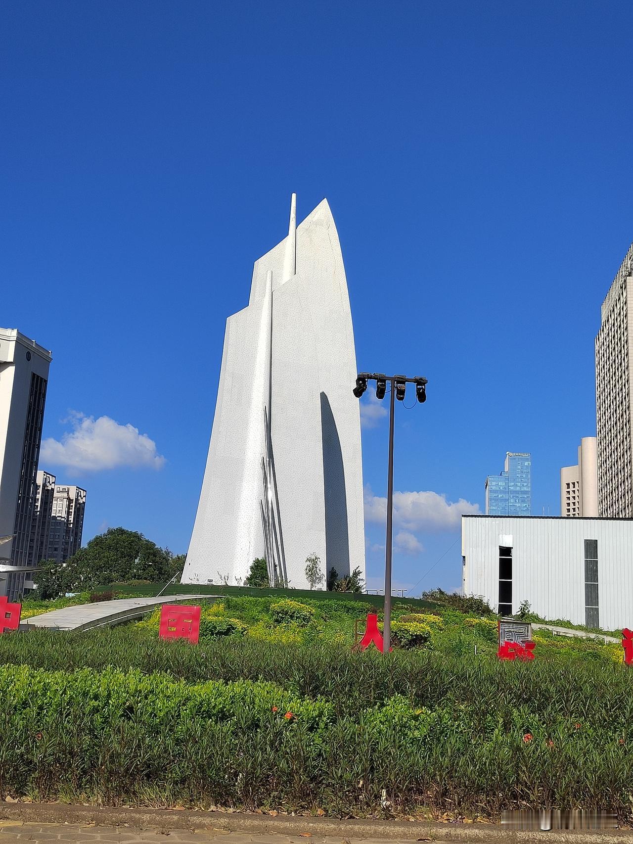 湛江历来有港城之美誉称号，就是因为湛江拥有南方深水大港湛江港。湛江港曾经是湛江这