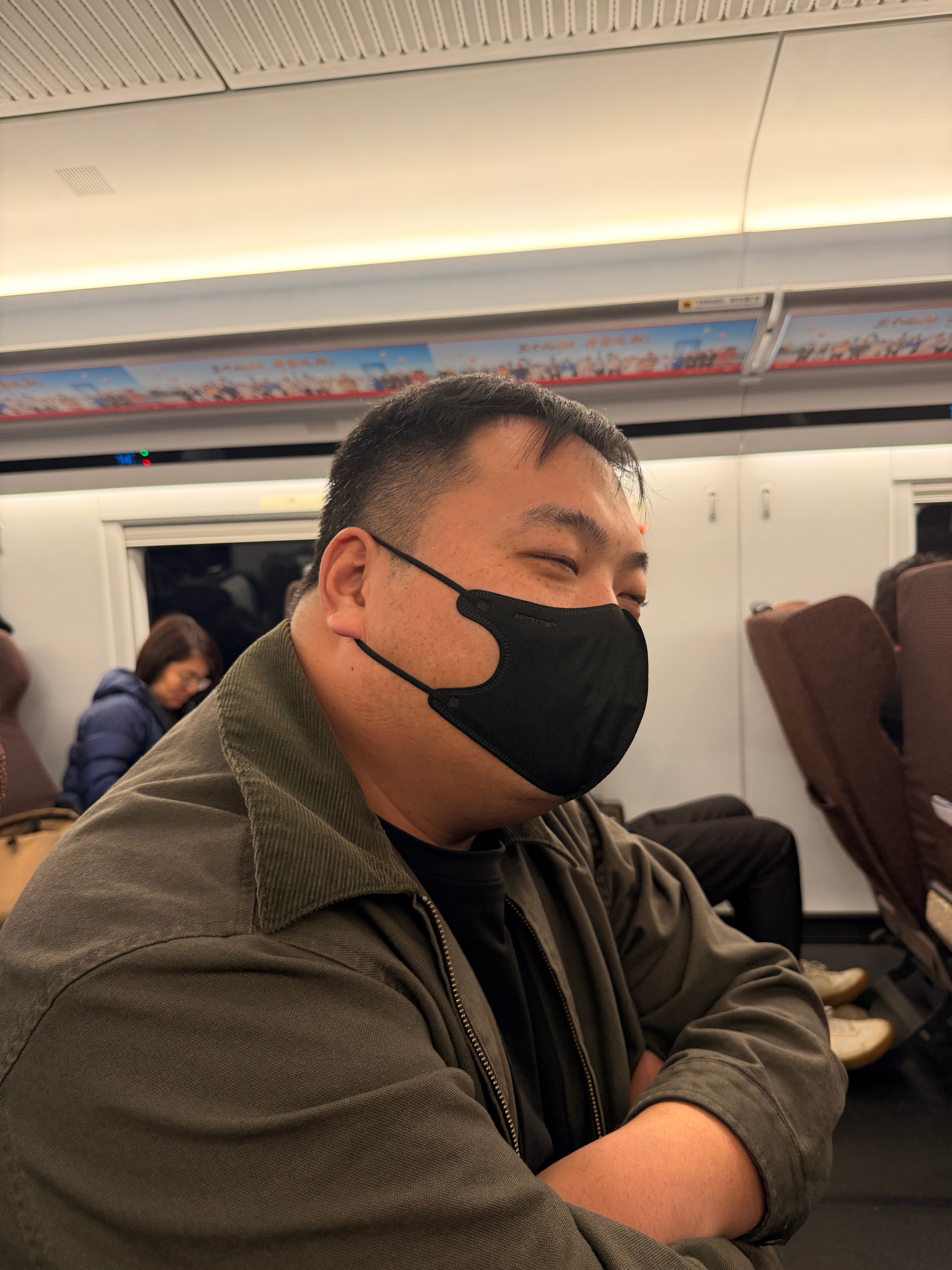 我出差带的口罩，给大晨子拿了个新的，怎么在他脸上显得这么mini啊？