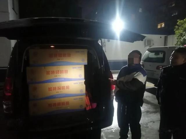 安康汉滨查处一起非法运输烟花爆竹案